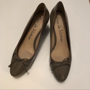 Pour La Victoire Grey patent heels